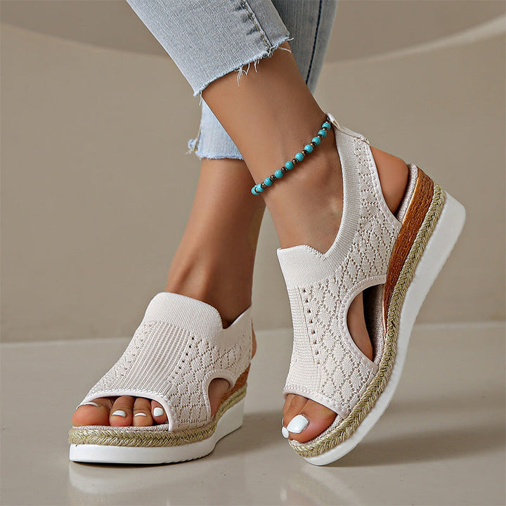 Orianne - Åndbare kilehælsandaler med peep-toe