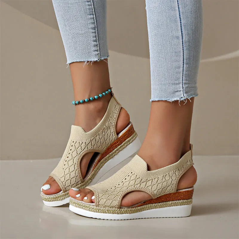 Orianne - Åndbare kilehælsandaler med peep-toe