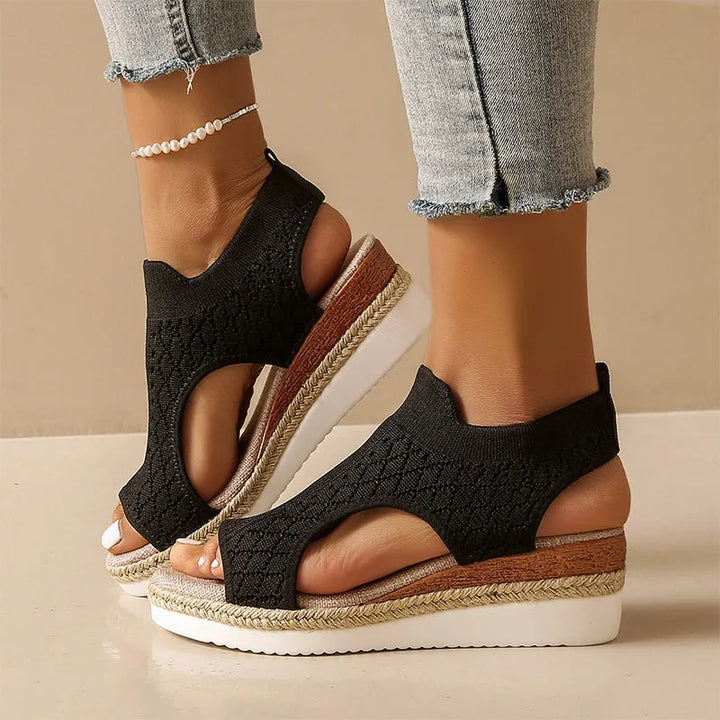 Orianne - Åndbare kilehælsandaler med peep-toe