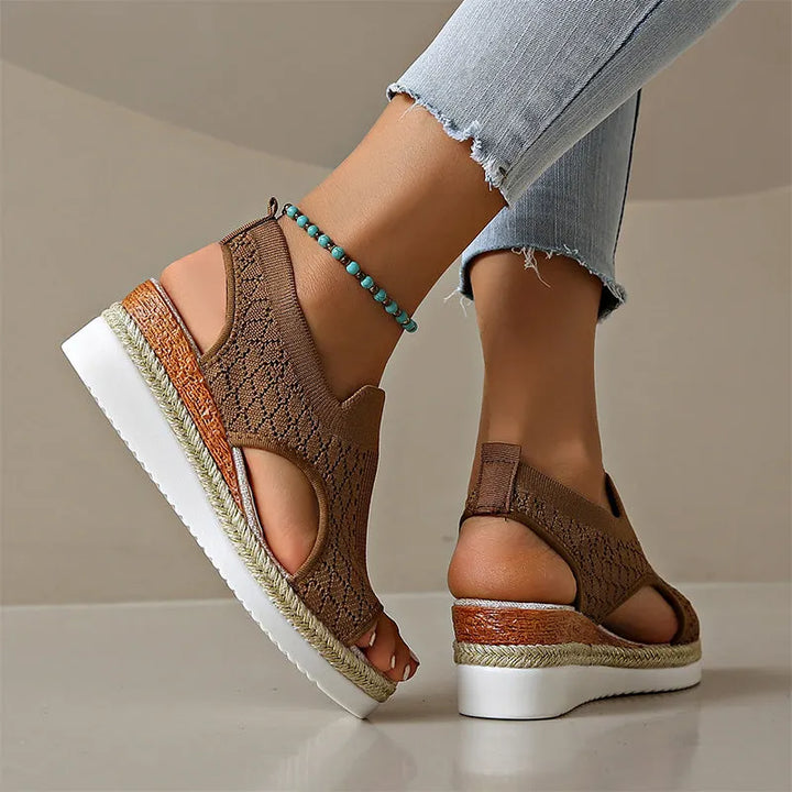 Orianne - Åndbare kilehælsandaler med peep-toe