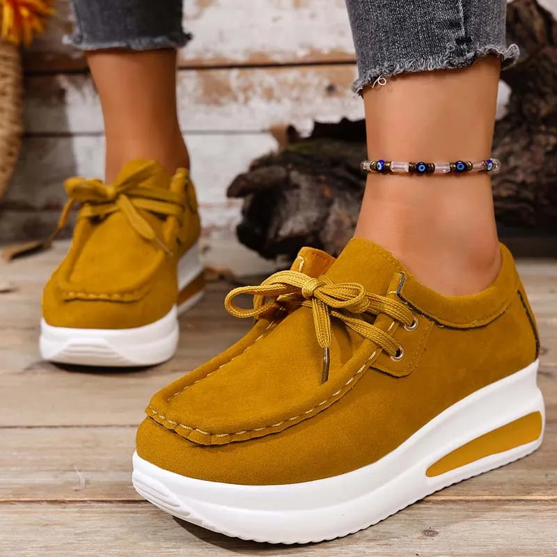 Eirwen - Polstrede sneakers med plateau og snørelukning
