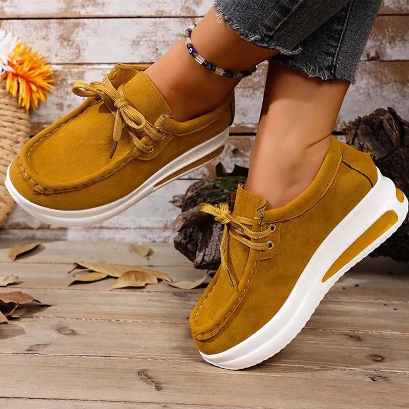 Eirwen - Polstrede sneakers med plateau og snørelukning