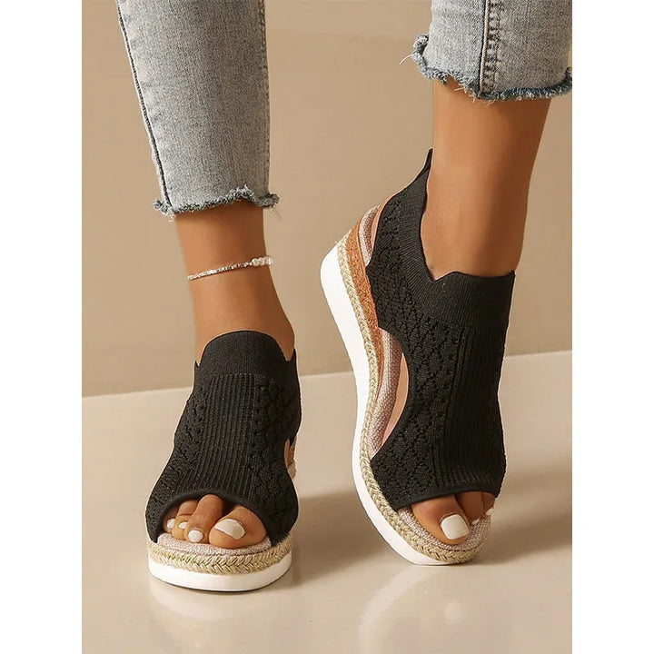 Orianne - Åndbare kilehælsandaler med peep-toe
