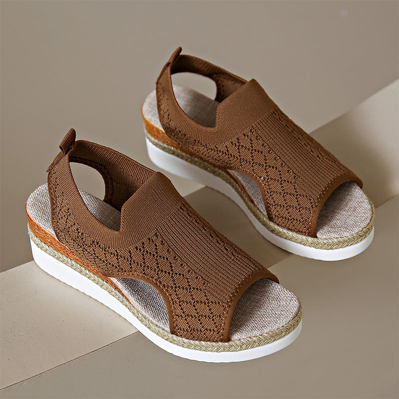Orianne - Åndbare kilehælsandaler med peep-toe