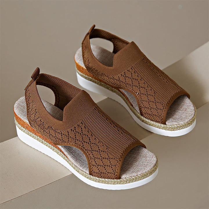 Orianne - Åndbare kilehælsandaler med peep-toe