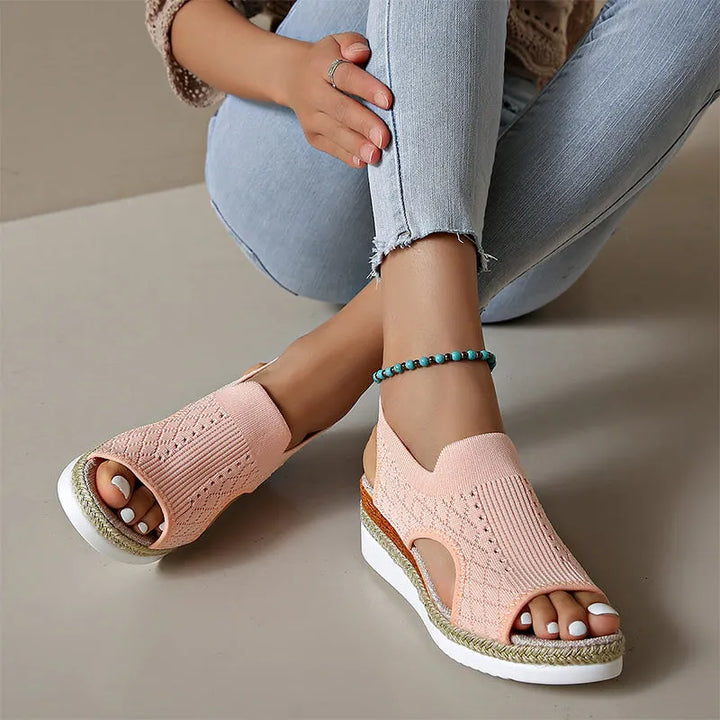 Orianne - Åndbare kilehælsandaler med peep-toe