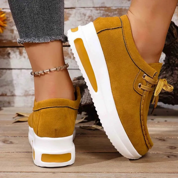 Eirwen - Polstrede sneakers med plateau og snørelukning