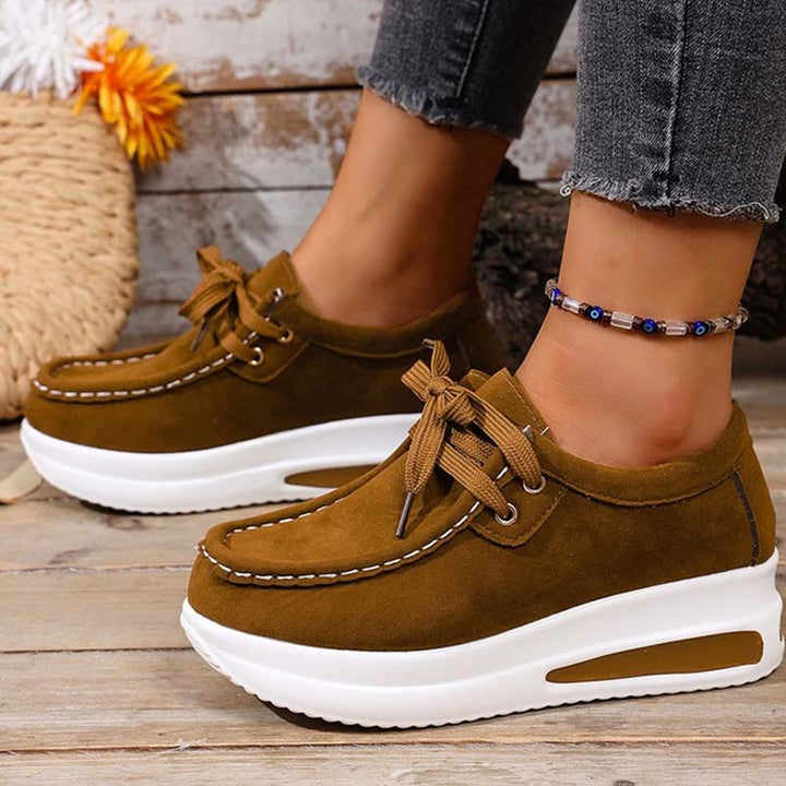 Eirwen - Polstrede sneakers med plateau og snørelukning