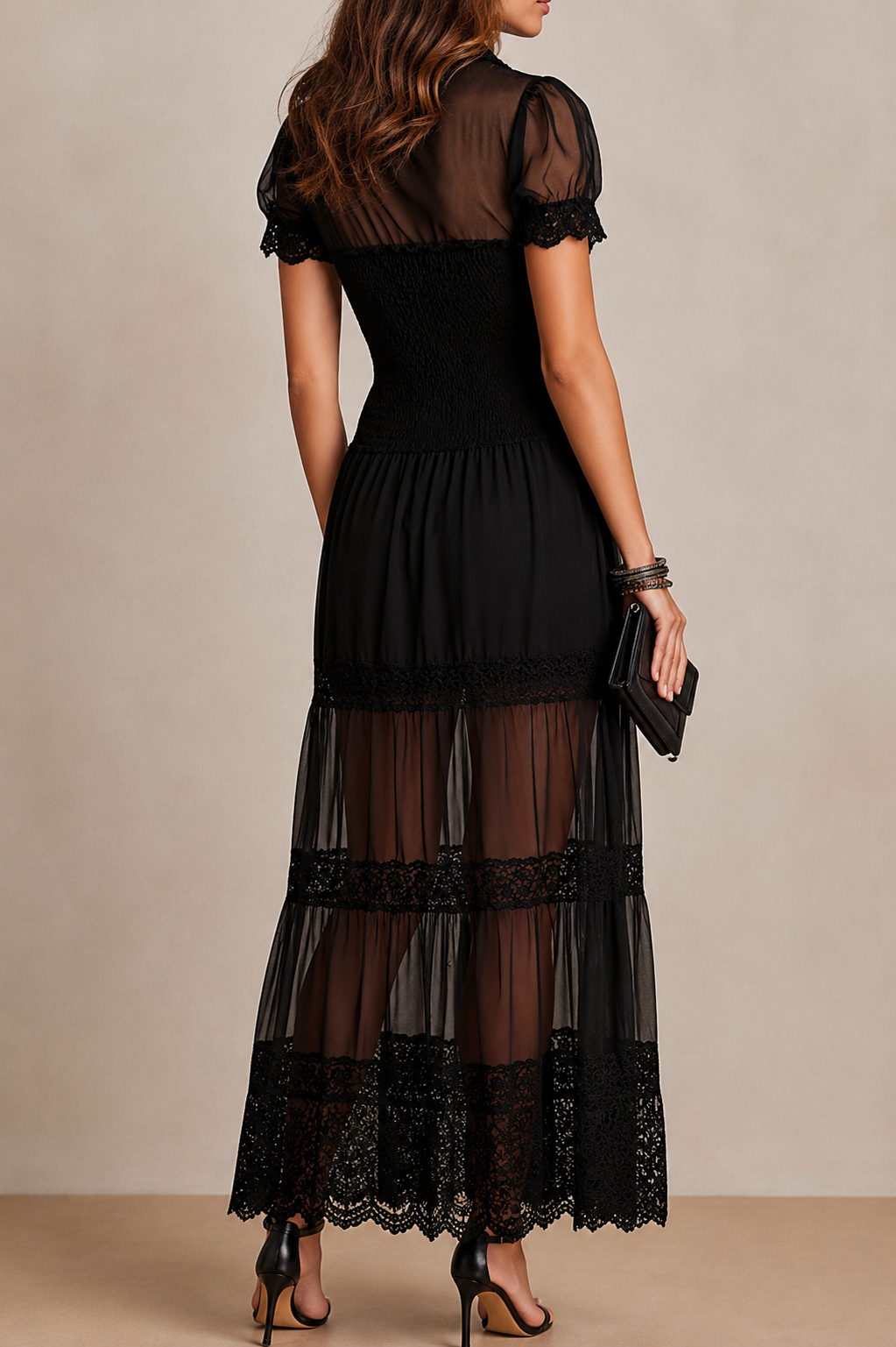 Faylora - Elegant kjole med transparente ærmer og blondedetaljer