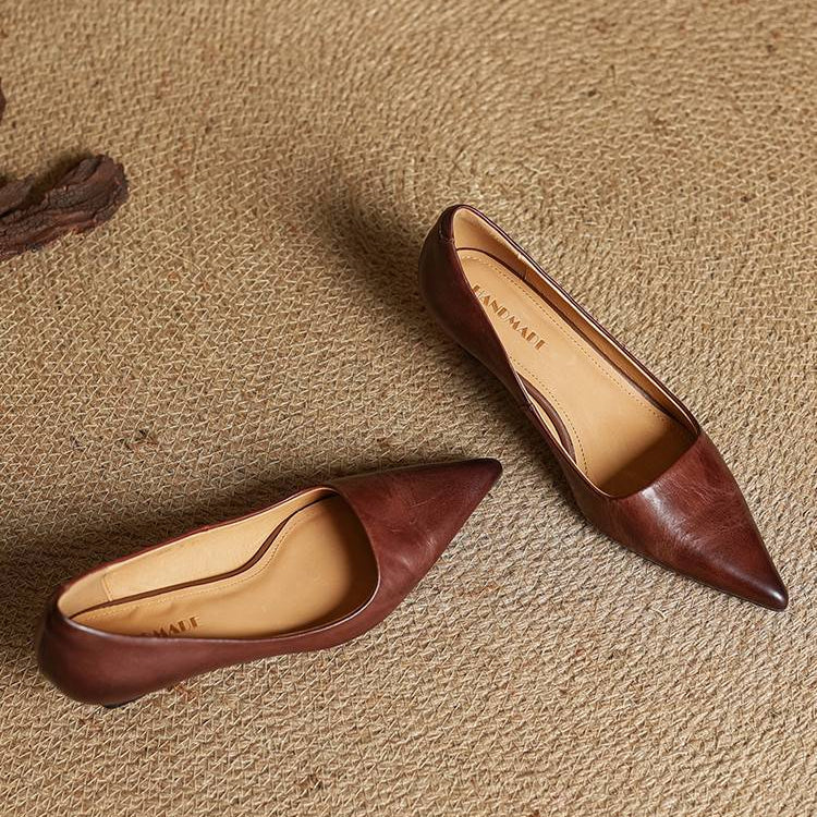 Serelina - elegante pumps med spids tå og kitten heel