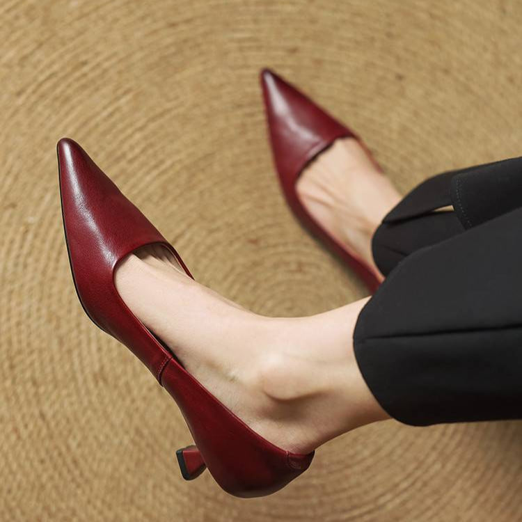 Serelina - elegante pumps med spids tå og kitten heel