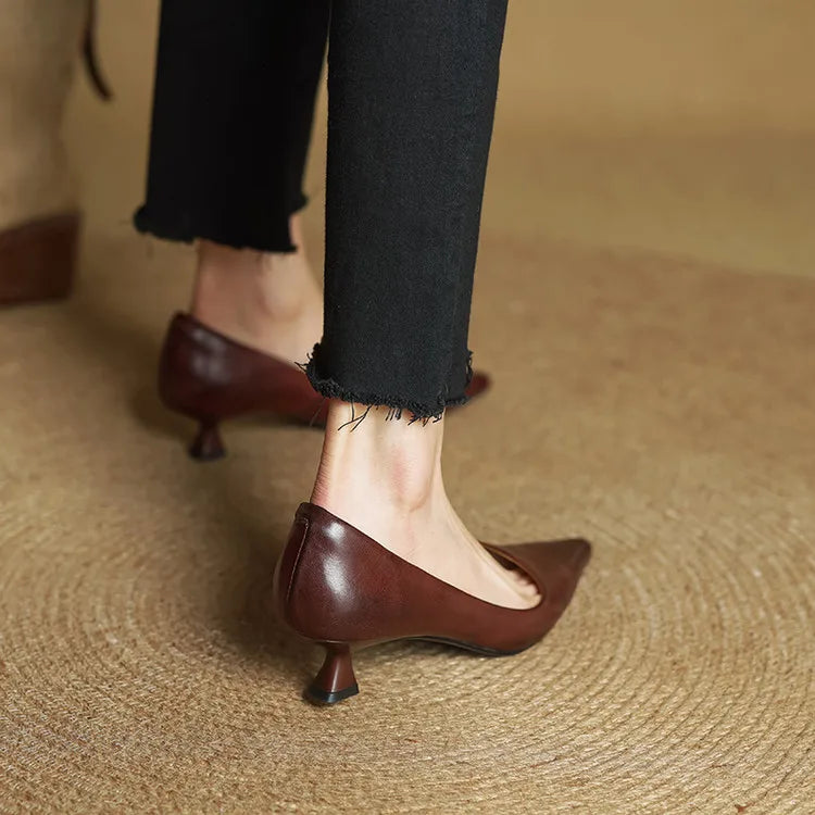 Serelina - elegante pumps med spids tå og kitten heel