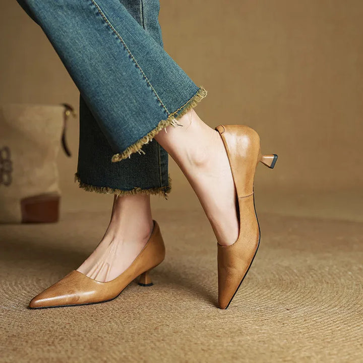 Serelina - elegante pumps med spids tå og kitten heel
