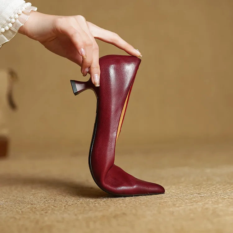 Serelina - elegante pumps med spids tå og kitten heel
