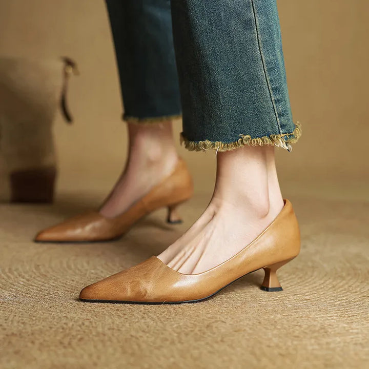 Serelina - elegante pumps med spids tå og kitten heel