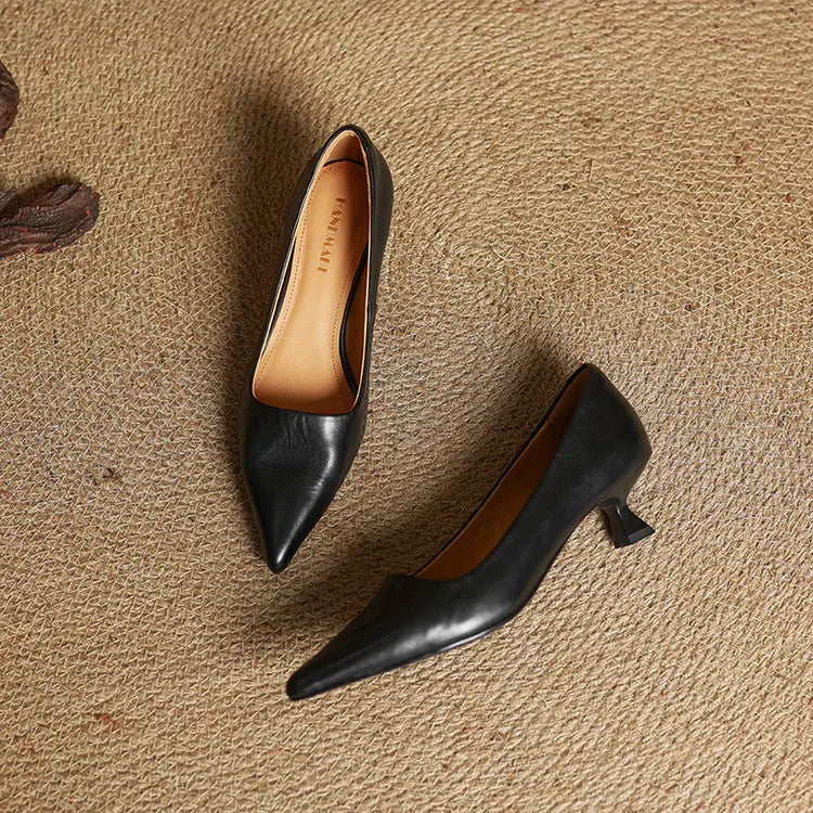 Serelina - elegante pumps med spids tå og kitten heel