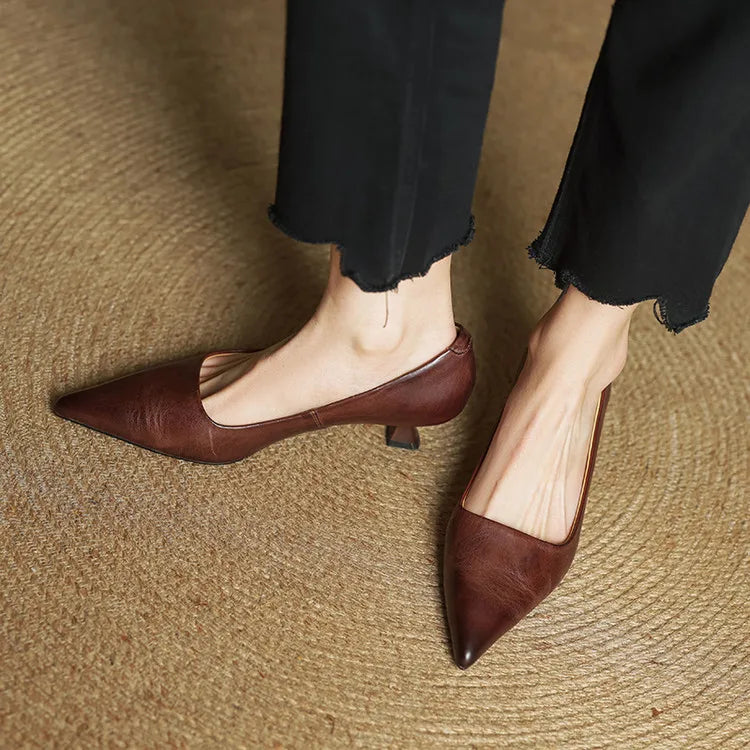 Serelina - elegante pumps med spids tå og kitten heel