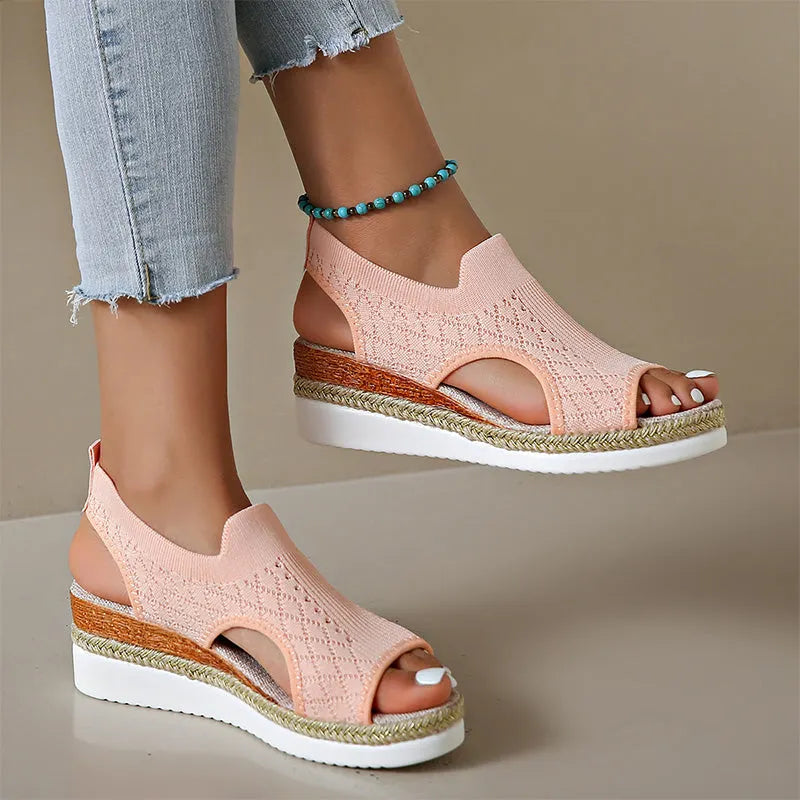 Orianne - Åndbare kilehælsandaler med peep-toe