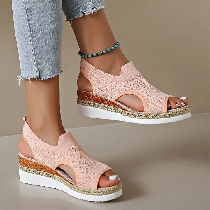 Orianne - Åndbare kilehælsandaler med peep-toe