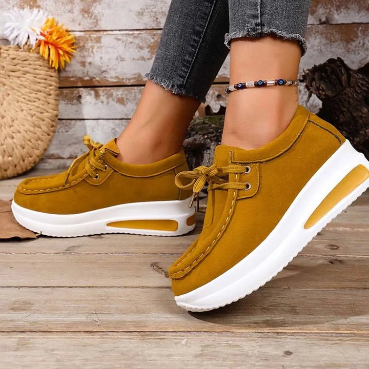Eirwen - Polstrede sneakers med plateau og snørelukning