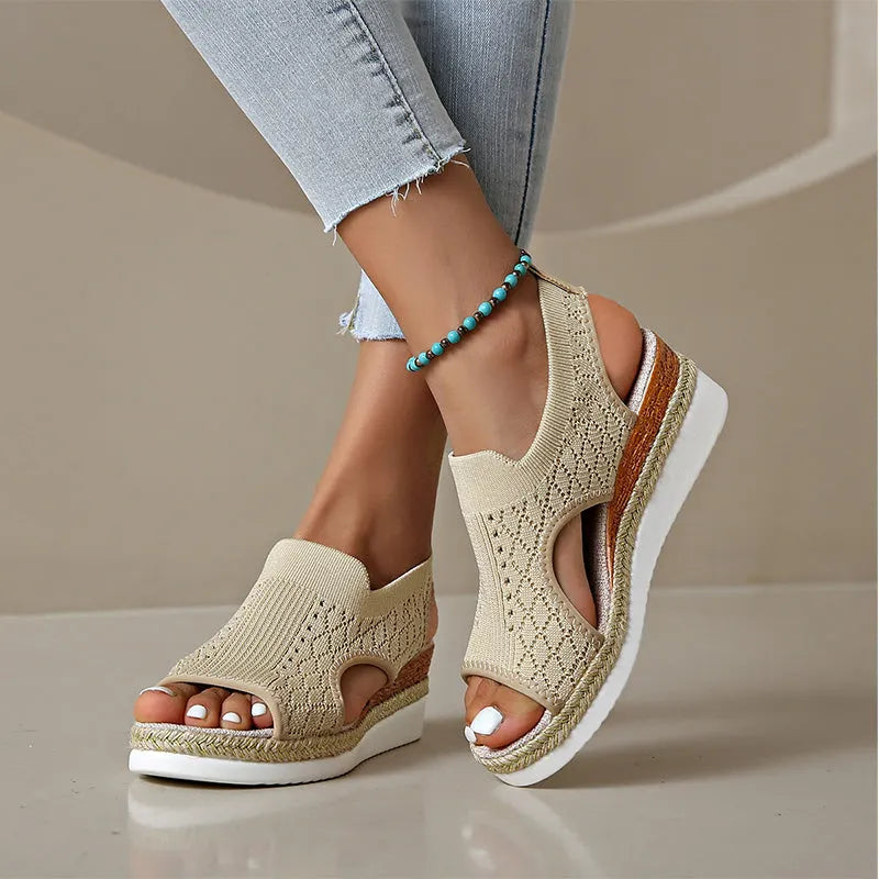 Orianne - Åndbare kilehælsandaler med peep-toe