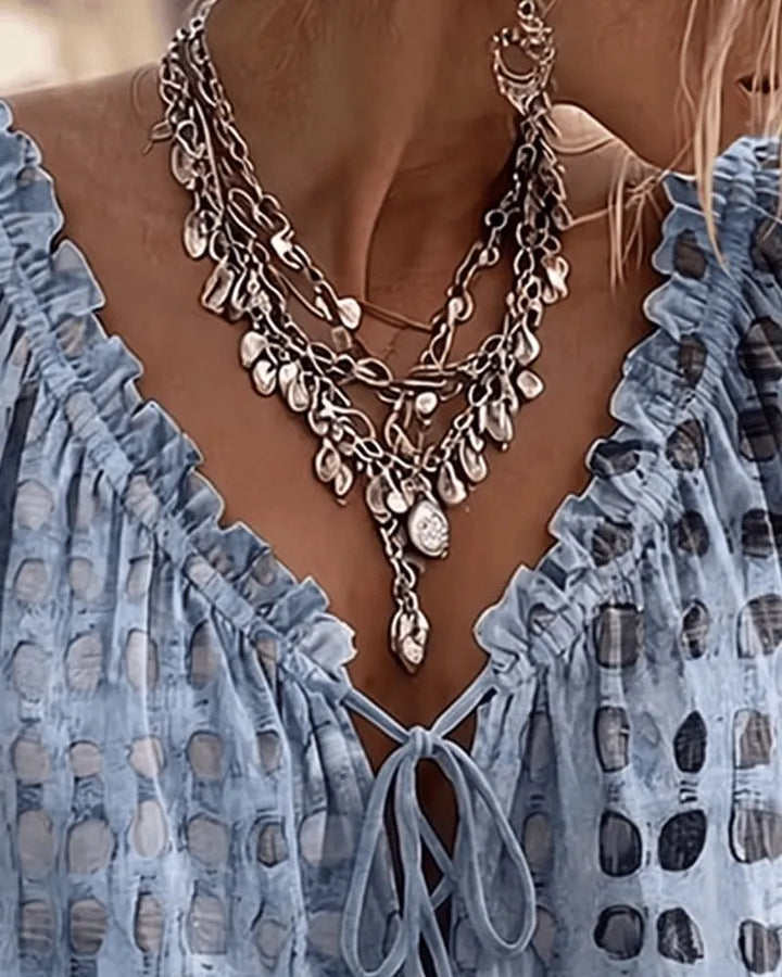Araminta - Blød V-halsbluse med snøre