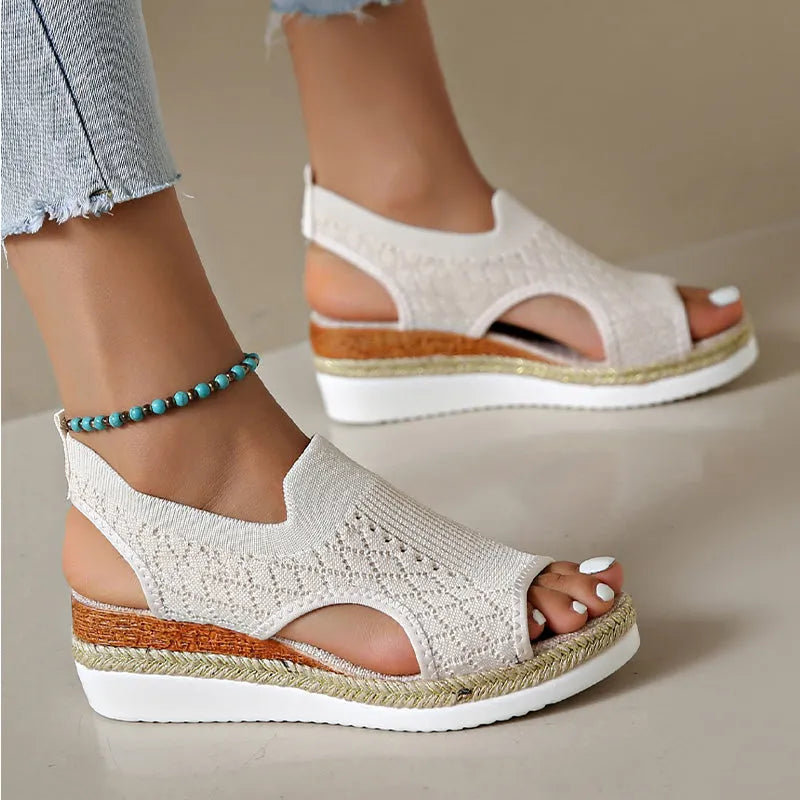 Orianne - Åndbare kilehælsandaler med peep-toe