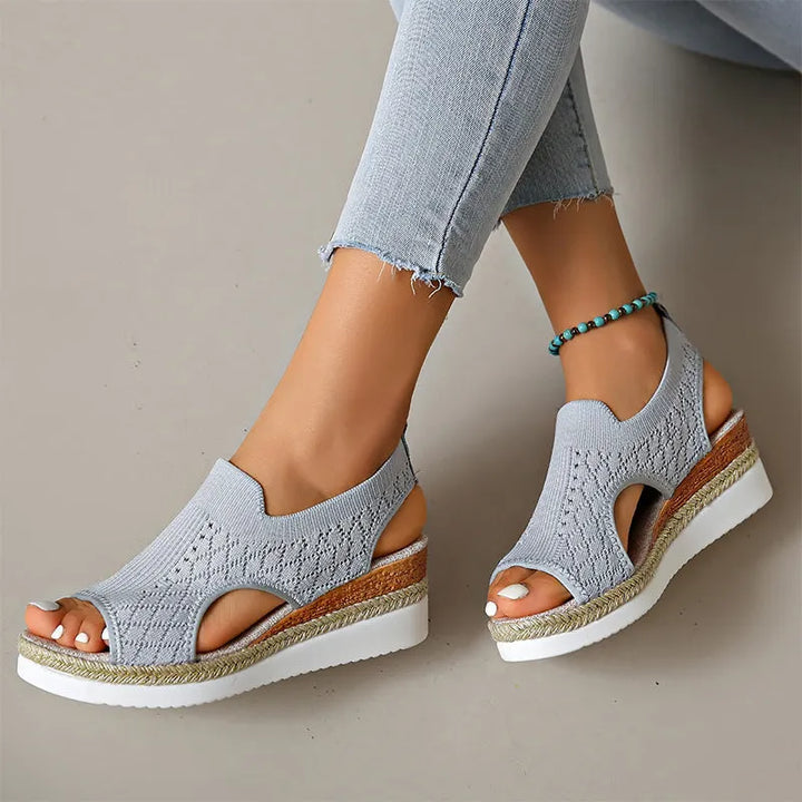 Orianne - Åndbare kilehælsandaler med peep-toe